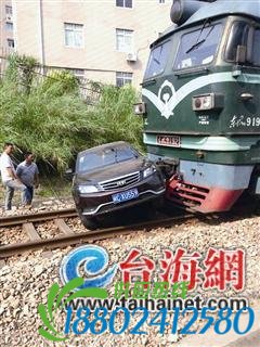 惊魂！小车铁轨前熄火 司机在被火车撞上之际拽
