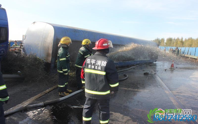 长平高速油罐车侧翻泄露 四平消防火速救援