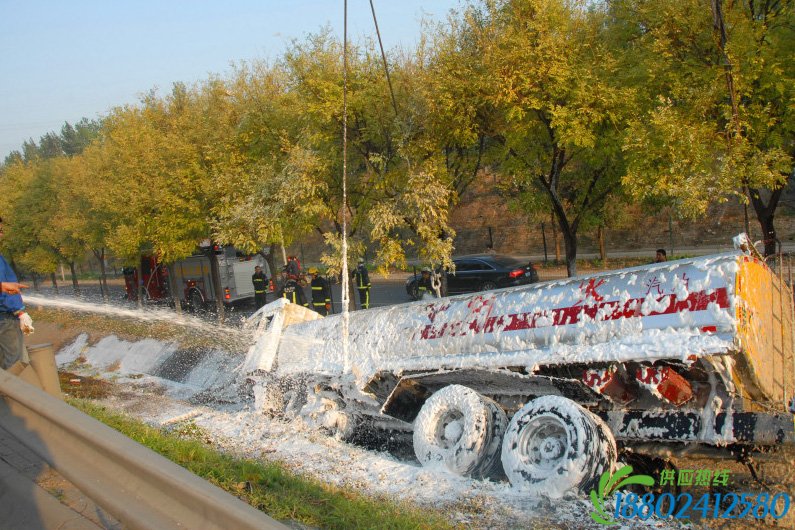 高清：北京油罐车侧翻 高速路附近堵成停车场
