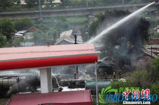 吉林一加油站油罐车爆炸引发火灾