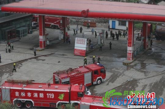 吉林一加油站油罐车爆炸引发火灾