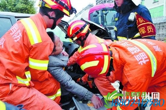轿车撞上油罐车两人被困受重伤
