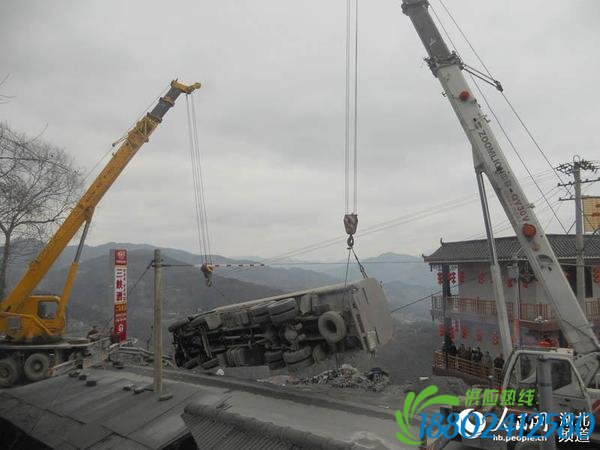湖南一油罐车侧翻 消防紧急排险(图)