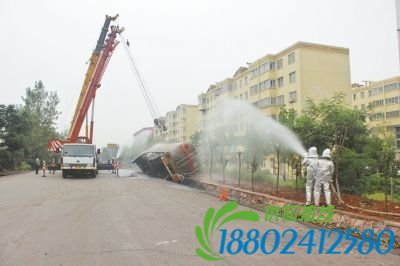 陕县油罐车侧翻漏油