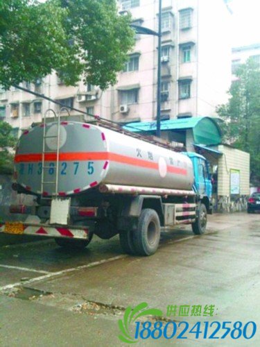 油罐车“歇脚”居民区？危险！（图）