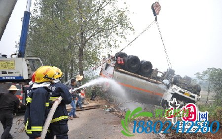 20吨汽油槽车侧翻泄漏 郴州消防11小时排除险情