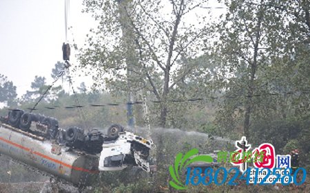 20吨汽油槽车侧翻泄漏 郴州消防11小时排除险情