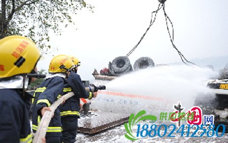 20吨汽油槽车侧翻泄漏 郴州消防11小时排除险情