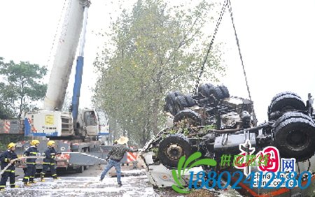 20吨汽油槽车侧翻泄漏 郴州消防11小时排除险情