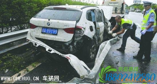 宝马车撞上高速护栏 副驾女子左脚被削掉