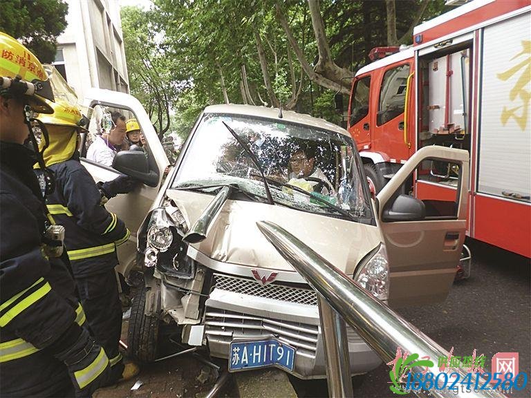 南京：面包车撞上护栏乘客遭钢管穿胸