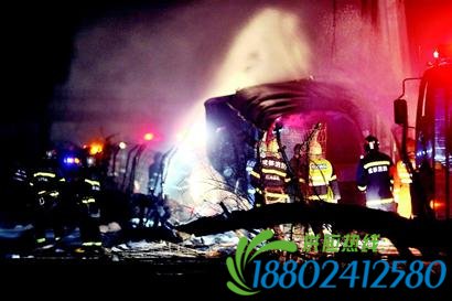 成温邛油罐车爆炸追踪：最危险时刻 消防队员爬