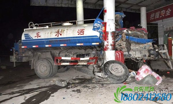 货车失控撞进加油站，交警紧急救援