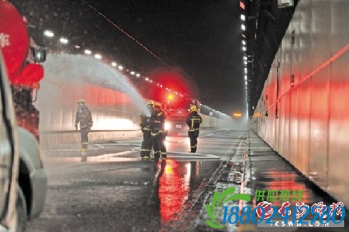 油罐车被＂追尾＂ 营盘路湘江隧道内开展消防演练