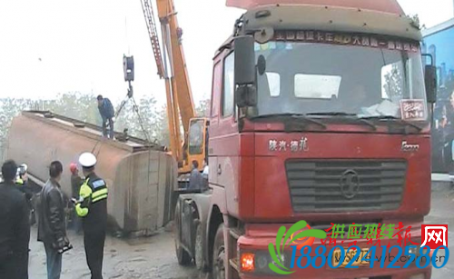 油罐车车体脱落废水哗哗泄漏 被疑是危化品(图)
