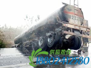 装满硫酸槽罐车撞上护栏起火