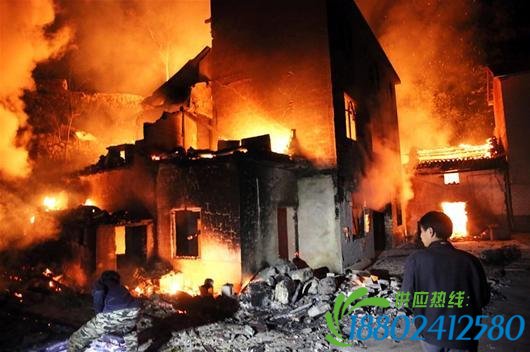 秭归一辆油罐车侧翻后爆炸 致5人遇难3人受伤