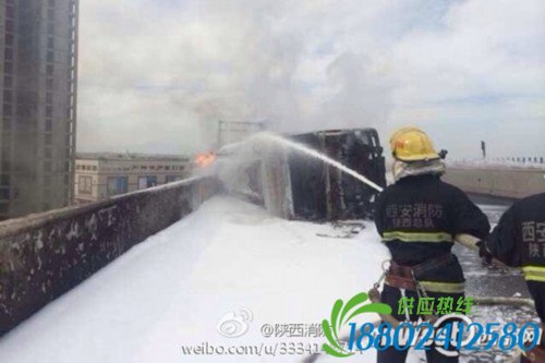 西铜高速聂冯段一油罐车侧翻起火 消防正在处置
