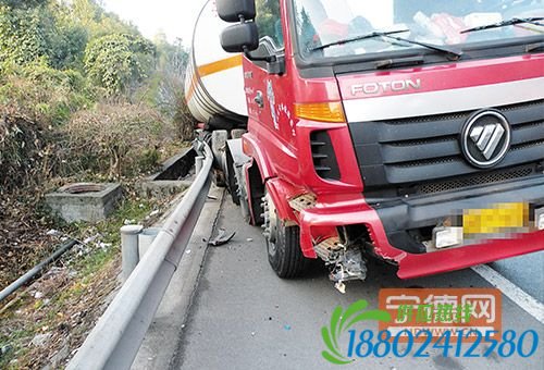 宁德：沈海高速开车犯迷糊油罐车失控侧翻排水