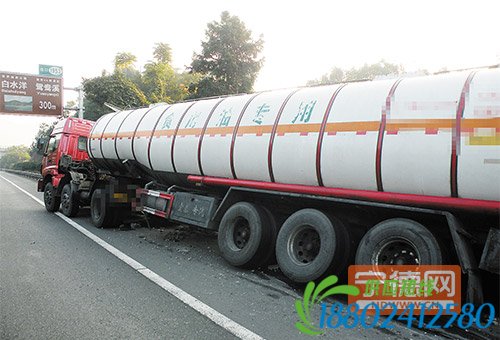 宁德：沈海高速开车犯迷糊油罐车失控侧翻排水