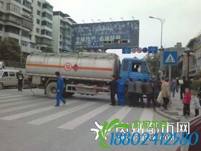 推油罐车，大家一起上