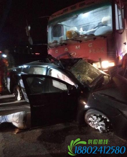 十字路口两车相撞 货车碾压轿车致一死一伤