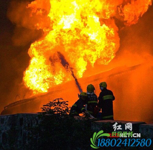 (满载30吨汽油的油罐车发生火灾。)