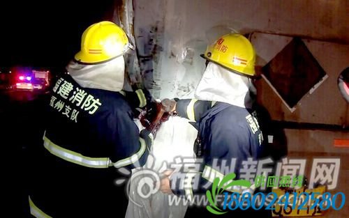 车子罐体破裂，白油泄漏。消防官兵用木质堵漏工具对罐体缺口进行封堵。