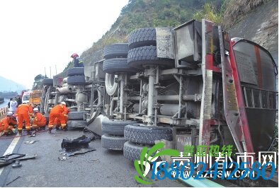 油罐车高速路失控侧翻 造成一人死亡和油料泄露