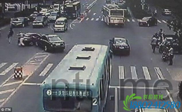 中国父子马路上演豪车相撞 