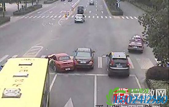 父子斗气豪车互撞 富一代vs富二代奔驰宝马相撞 