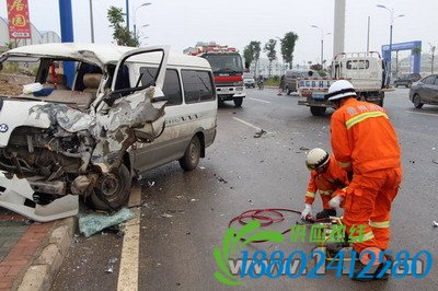 两车相撞两人被困 安顺开发区消防成功处置 