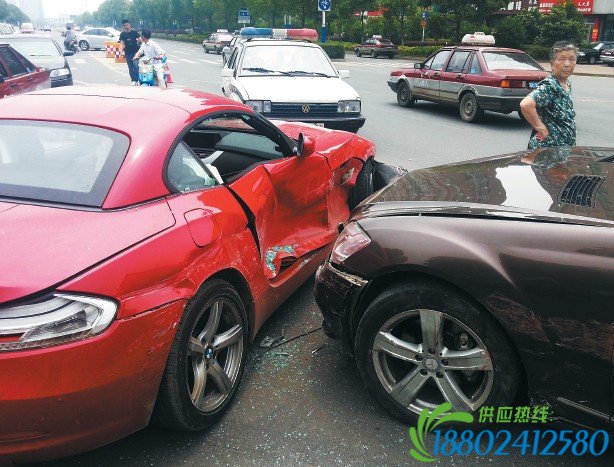 父子豪车相撞玩碰碰车 
