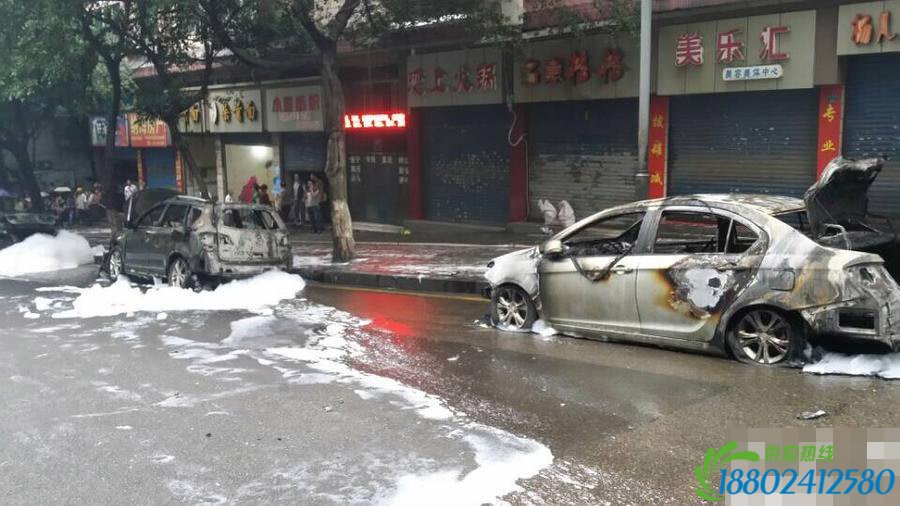 重庆：万州油罐车爆炸 流出的油成流淌火引燃周边5辆车