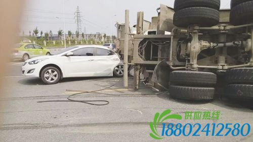 点击放大 水泥罐车突然侧翻 砸伤俩车 罐车司机未受伤
