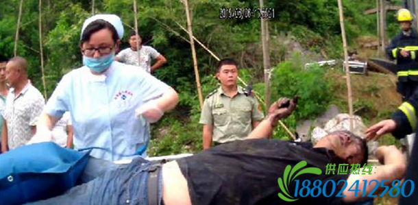油罐车侧翻不停漏油 随时可能爆炸全力救司机