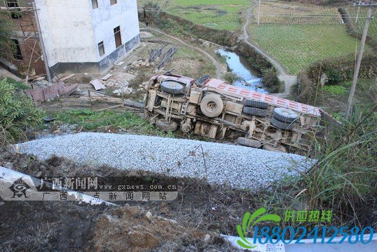 货车超载压垮路基翻下8米山坡 司机受伤被困(图)