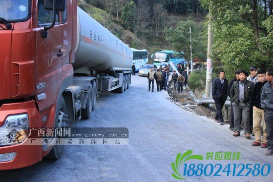 货车超载压垮路基翻下8米山坡 司机受伤被困(图)