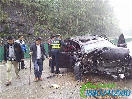桂林：越野车撞上高速护栏 4死2伤