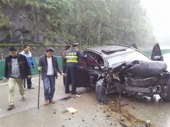 桂林：越野车撞上高速护栏 4死2伤