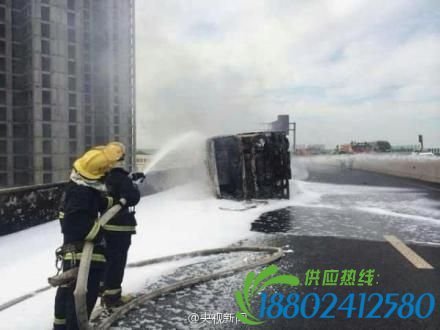 消防员灭火