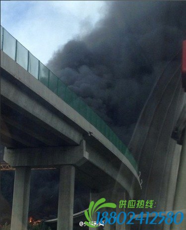 陕西西铜高速油罐车侧翻着火 暂无人员伤亡报告