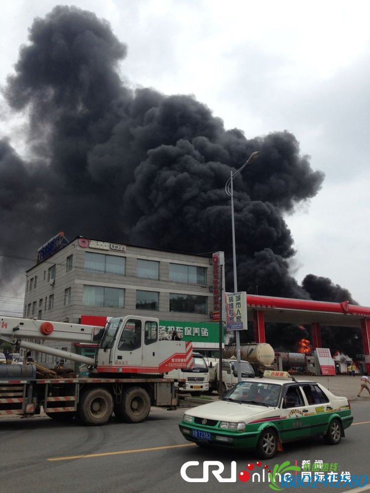 吉林市一加油站油罐车爆炸引发火灾(高清组图