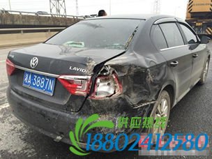 长沙一泥罐车追尾小车侧翻