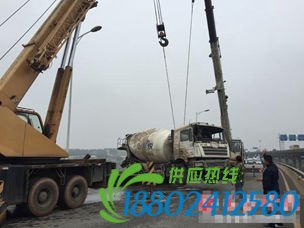 长沙一泥罐车追尾小车侧翻