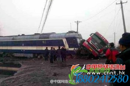 河南汝州一货车与火车相撞 无人员受伤(图)