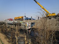 山东油罐车侧翻边沟 路政人员迅速抢险