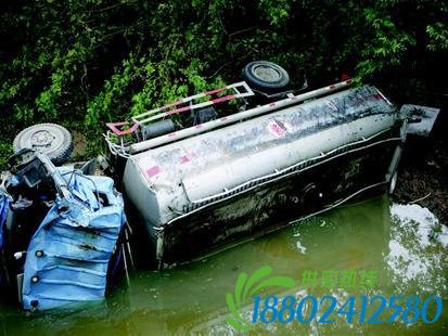 夷陵一油罐车翻下河 司机爬出驾驶室被救(图)