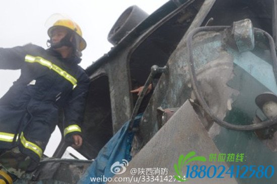两载煤火车相撞1人被困 凤翔消防成功救出被困者