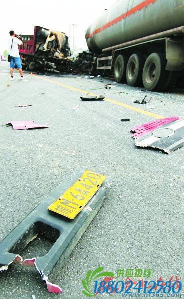 油罐车被撞瞬间烧成了“火车”